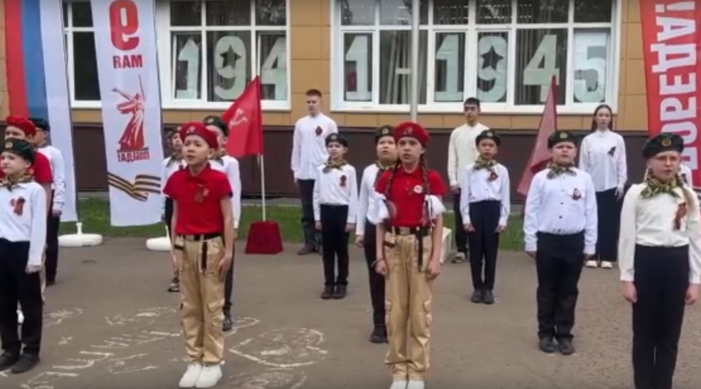 Торжественная линейка, посвященная Дню Победы.